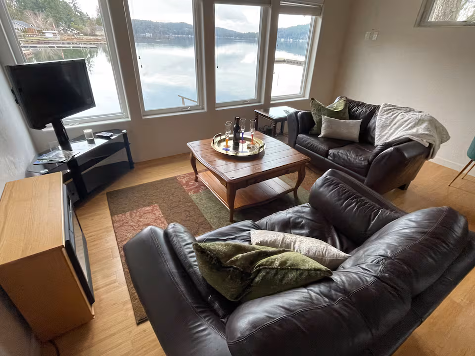 Waterfront cottage for 2; nestled behind wine bar