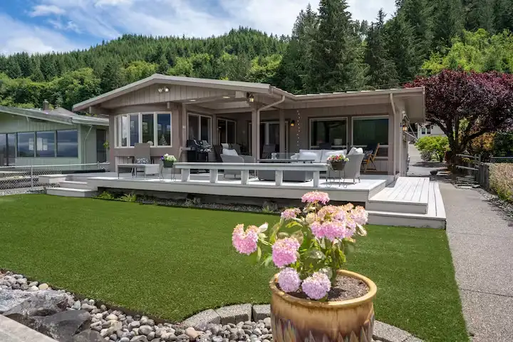 Schafer Pointe - Private Beachfront Retreat with Mountain Views