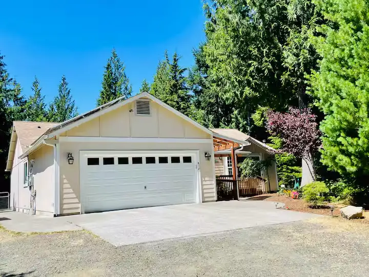 Family Retreat w/ Firepit Near Alderbrook